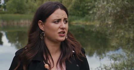 "Rolnik szuka żony": Klaudia pokazała odważne zdjęcia. Zasłoniła się jedynie kwiatami
