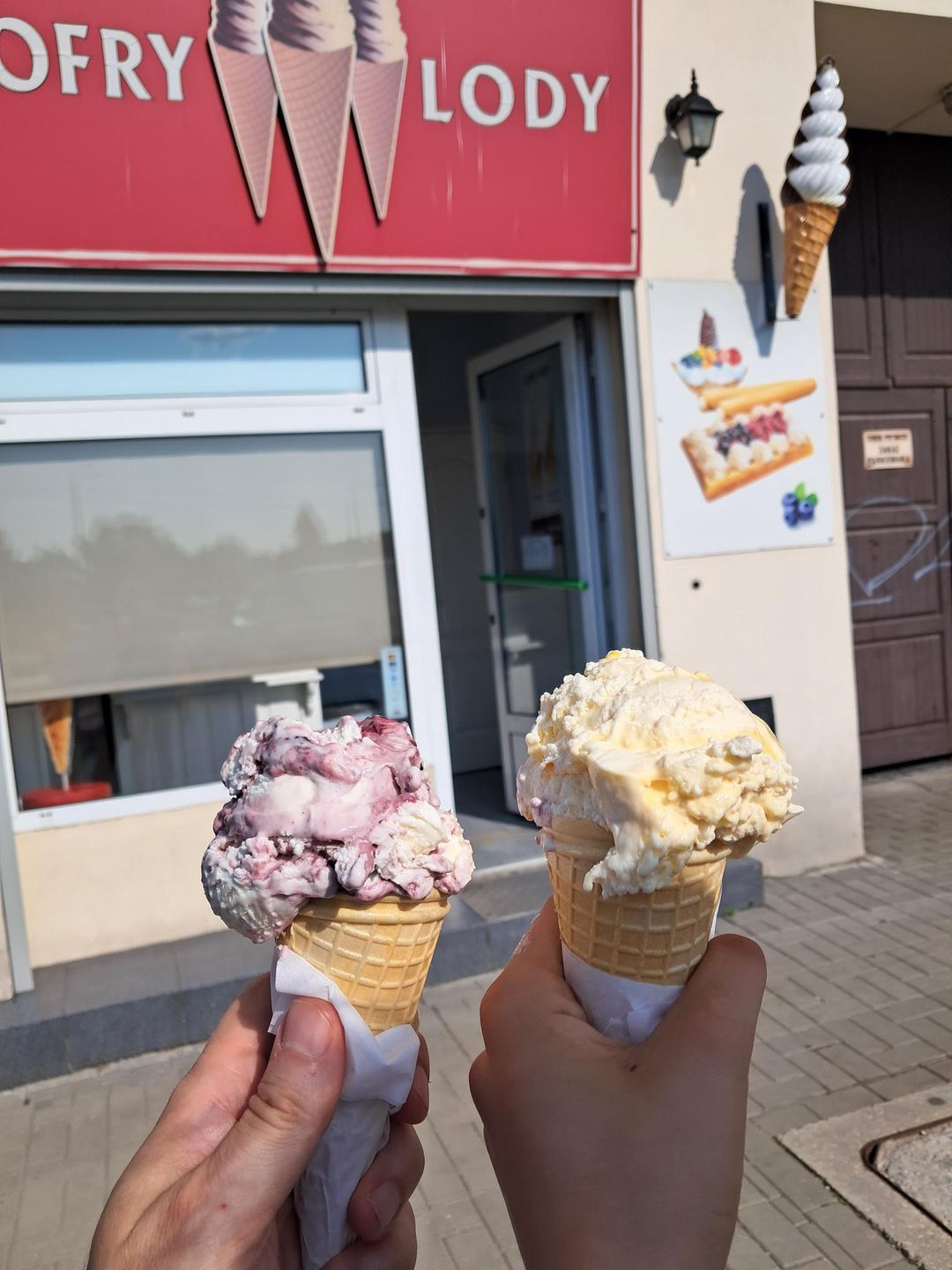Zdziwił się, gdy dostał gigantyczne lody za 8 zł.