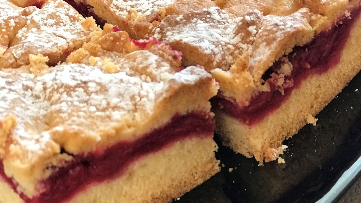 Pyszne ciasto z wiśniami idealnie pasuje do mrożonej kawy 