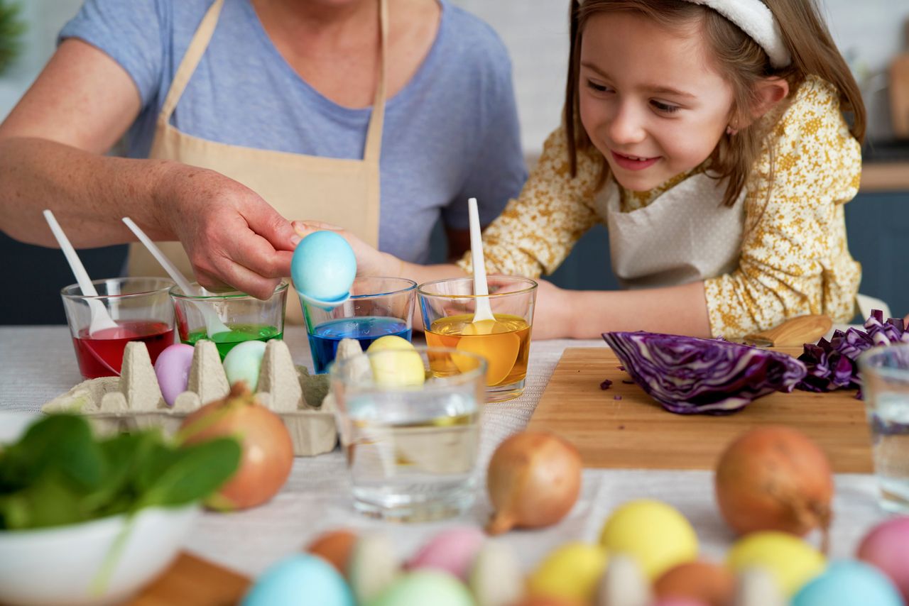 Farbowanie jajek naturalnymi barwnikami, które masz w kuchni