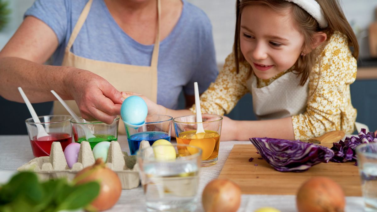 Farbowanie jajek naturalnymi barwnikami, które masz w kuchni