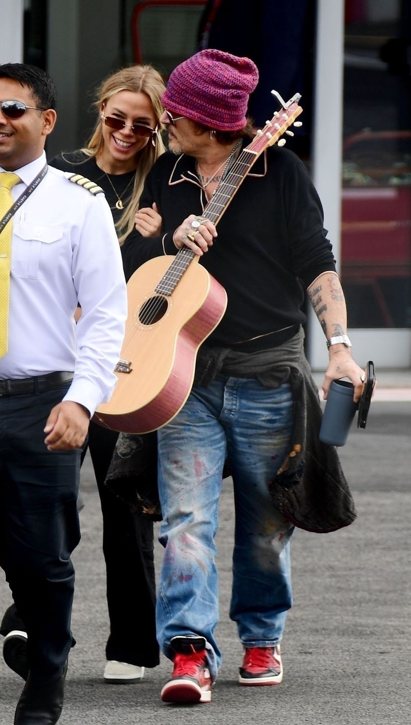 Johnny Depp mknie przez lotnisko u boku tajemniczej blondynki