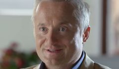 Mikołaj Cieślak z Kabaretu Moralnego Niepokoju jako „przełowca okazji” w kampanii BGŻ BNP Paribas (wideo)