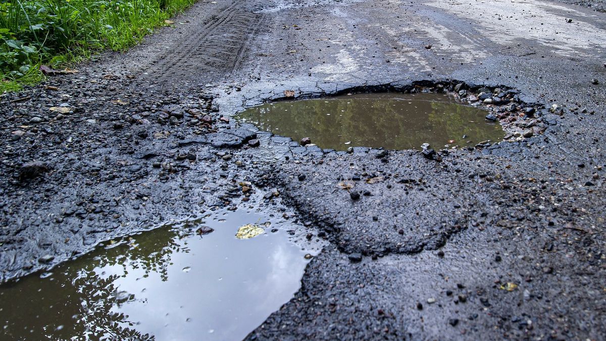 Dziurawa droga gminna (zdj.ilustracyjne)