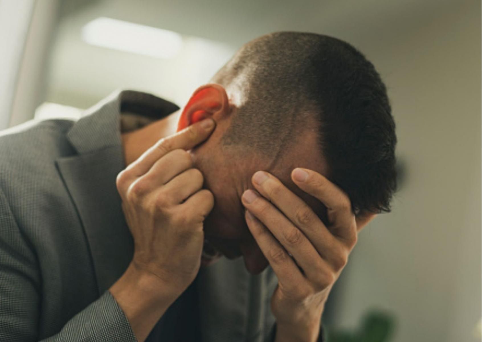 Lekarze ostrzegają: stosując krople do uszu bez konsultacji ze specjalistą możesz stracić słuch