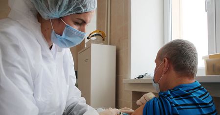Seniorzy o szczepionce: czekamy cierpliwie na naszą kolej