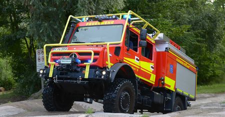 Unimog wciąż ma się świetnie. Nowe wydania spodobają się strażakom