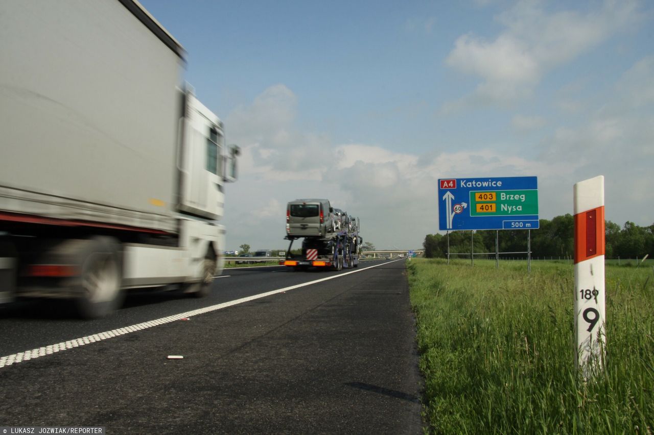 Zderzyły się trzy auta. Karambol na autostradzie A4