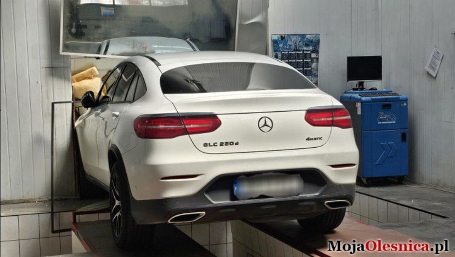 Miał wbić stempel, wbił Mercedesa w ścianę. Pijany diagnosta się nie wypłaci