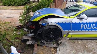 Szybko poszło. Policyjny Mustang rozbity