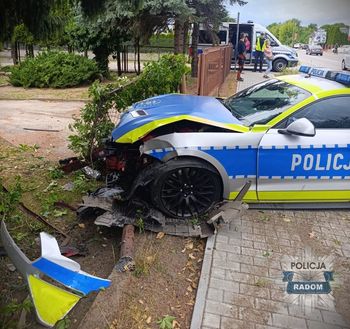 Szybko poszło. Policyjny Mustang rozbity