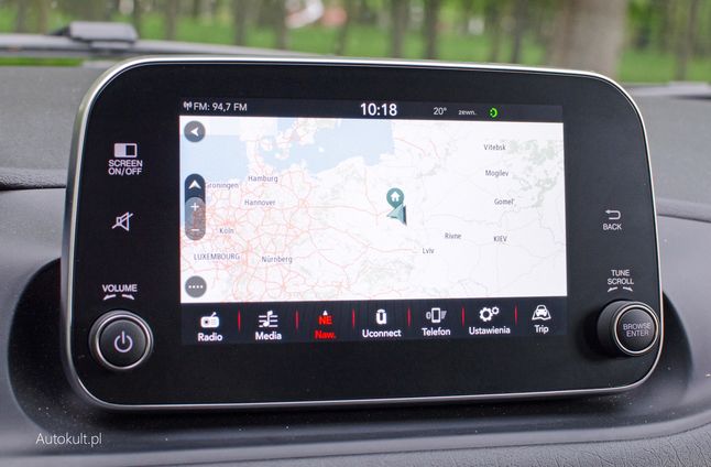 Bogate wersje mają dobry system UConnect z niezłymi mapami. Czasami się zawiesza.