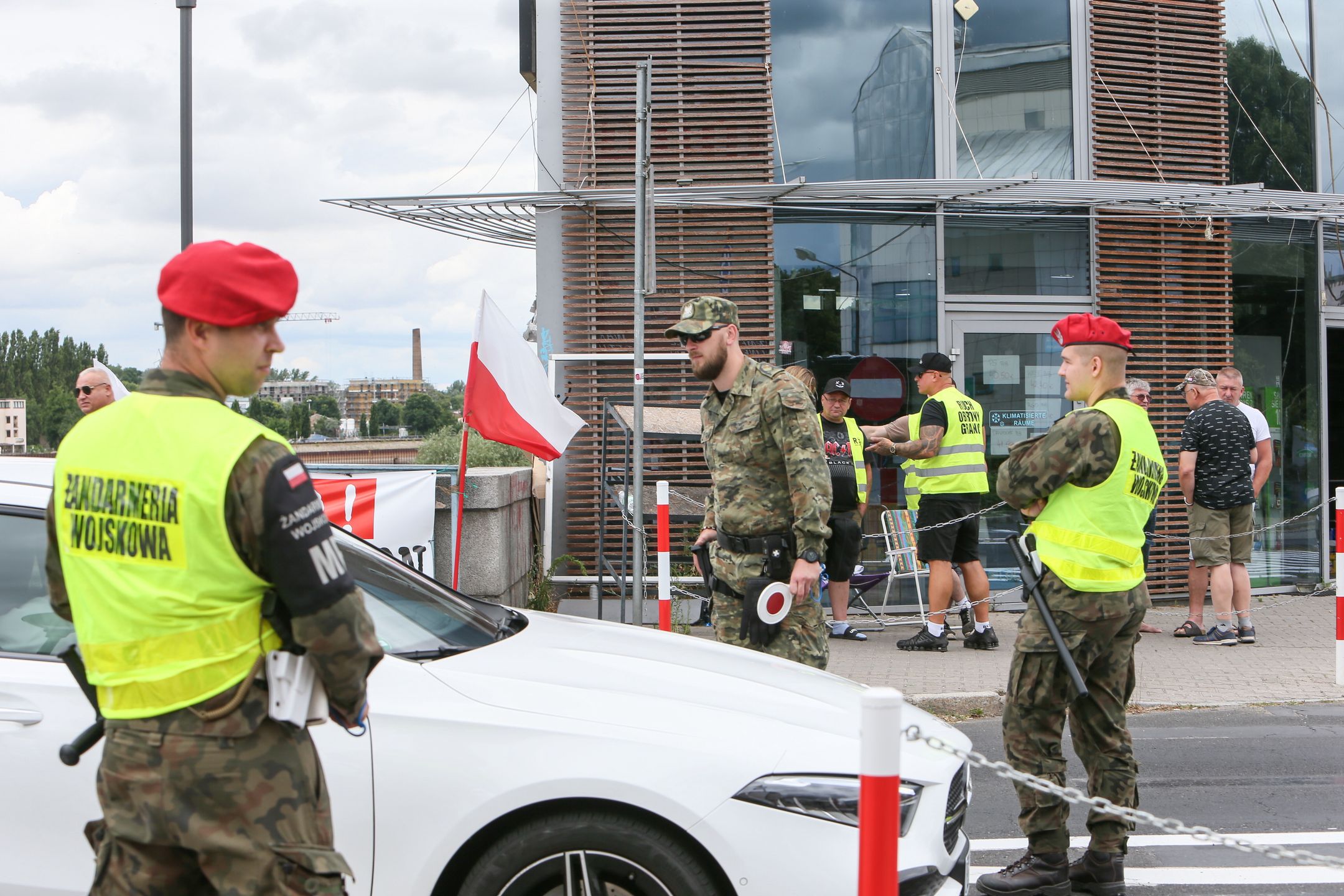 Słubice, 07.07.2025. Członkowie Ruchu Obrony Granic na polsko-niemieckim przejściu granicznym w Słubicach, 7 bm. Tymczasowa kontrola osób została przywrócona od 7 lipca 2025 r. do 5 sierpnia 2025 r. na granicy państwowej z Republiką Federalną Niemiec i z Republiką Litewską. (ad) PAP/Lech Muszyński