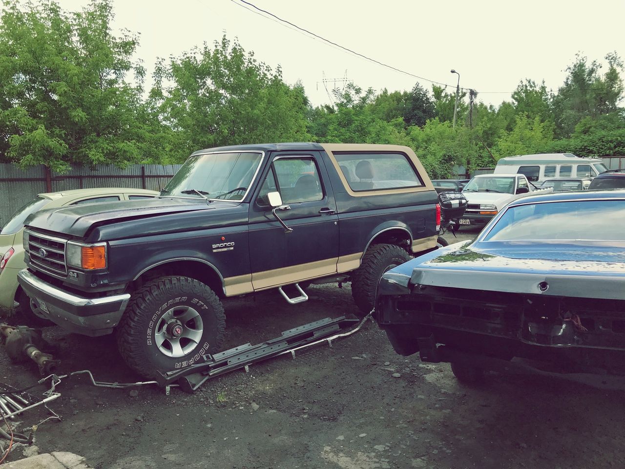 Ford Bronco trzeciej generacji w ultraluksusowej wersji Eddie Bauer czeka na nową skrzynię biegów.