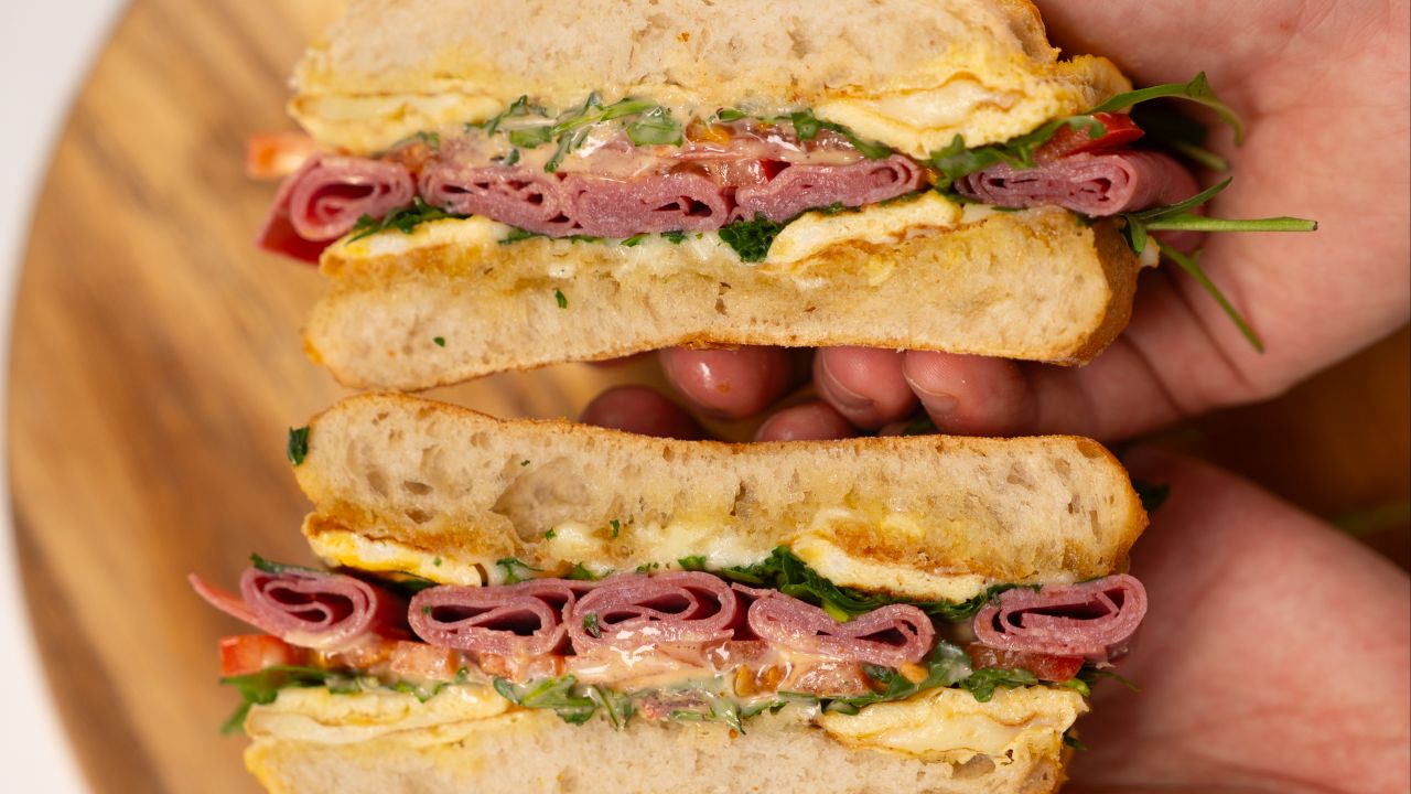 Połóż bułkę na patelni i wlej jajka. Lepszego śniadania nie jadłeś