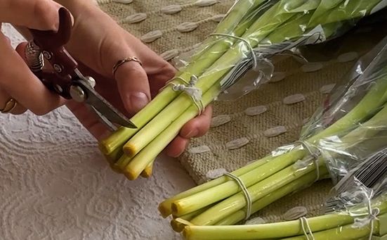 Patent na tulipany. Zrób tak, nim włożysz do wazonu. Postoją dłużej