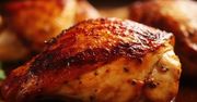 Jak zrobić soczystego kurczaka bez piekarnika? Patent, który znają tylko najlepsze kucharki