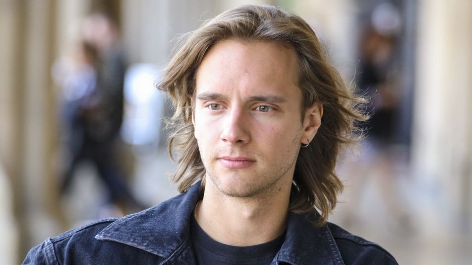 Filip Radwanskikurtka granatowa, kurtka jeansowa, kurtka jeansowa granatowa, Mastercard OFF Camera, Mastercard OFF Camera - spotkanie z gwiazdami, Mastercard Off Camera 2020, zegarek, Festiwal Mastercard OFF Camera