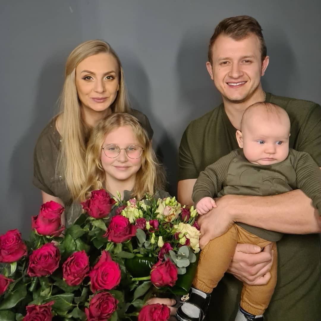 Dawid Narożny chwali się rodzinną sesją z partnerką i dziećmi