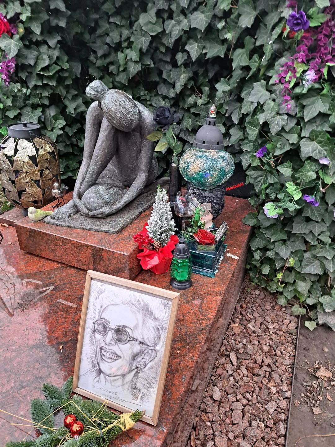 Grób Kory i specjalny znicz