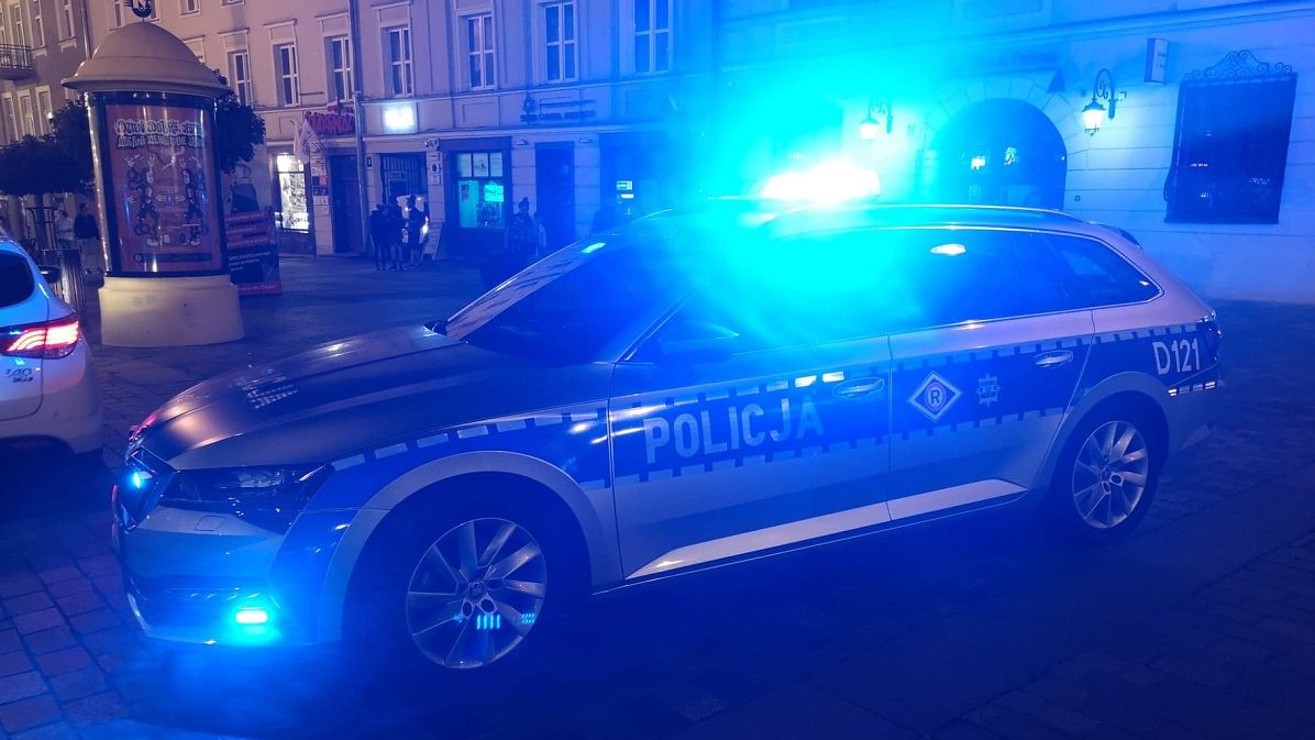 Radiowóz policji na sygnałach świetlnych
