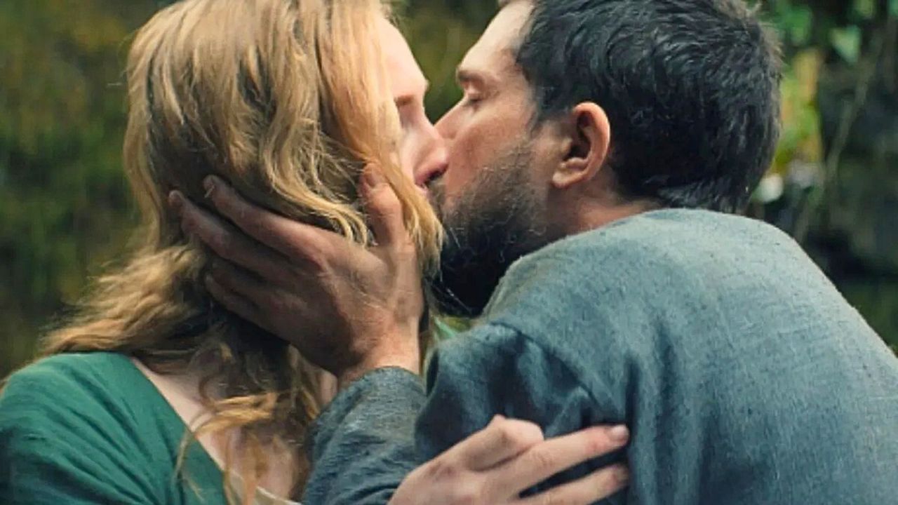 Musieli się namiętnie pocałować. Nagrali komiczną reakcję