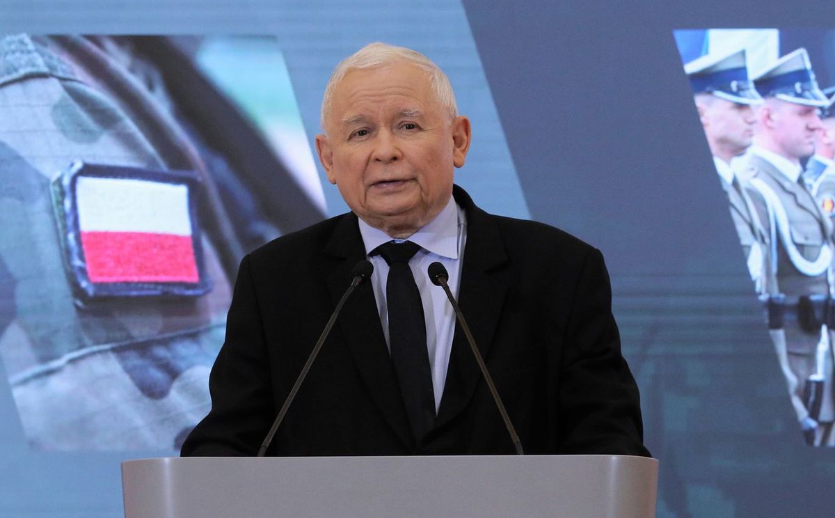 Jarosław Kaczyński jest jednym z bohaterów spektaklu "W co wierzą Polacy" Wrocławskiego Teatru Współczesnego. Niestety, jego twórcy nie mają dla widzów dobrych wiadomości 