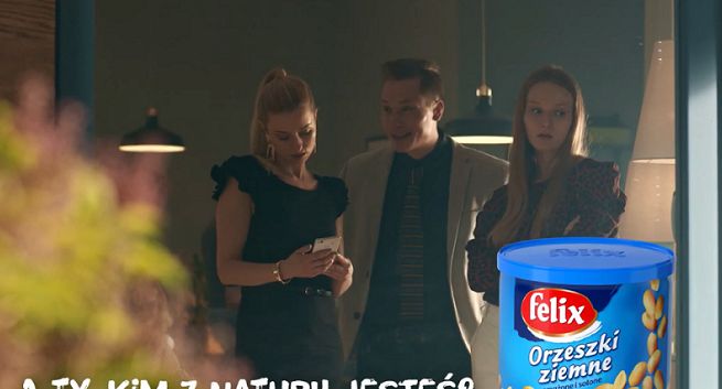 Wiewiórka recenzuje imprezowiczów w reklamach orzeszków Felix (wideo)