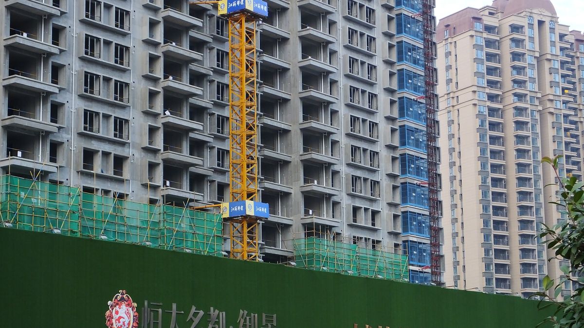 YICHANG, CHINA - OCTOBER 25, 2021 - The Evergrande Real Estate complex is seen in Yichang, Hubei Province, China, On October 25, 2021. (Photo credit should read Liu Junfeng / Costfoto/Barcroft Media via Getty Images)