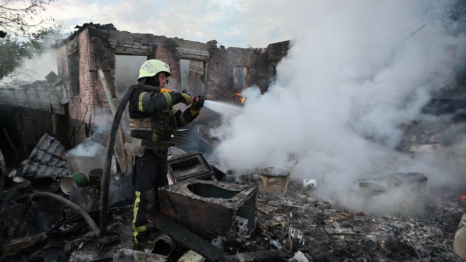 Wojna w Ukrainie rok 2024
Firefighters put out a fire in a private house after a Russian drone attack in the suburbs of Kharkiv, on May 21, 2024, amid the Russian invasion in Ukraine. (Photo by SERGEY BOBOK / AFP)
SERGEY BOBOK