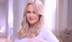 Grażyna Torbicka zdradza tajemnicę blond włosów w spocie Excellence Crème od L’Oréal Paris (wideo)