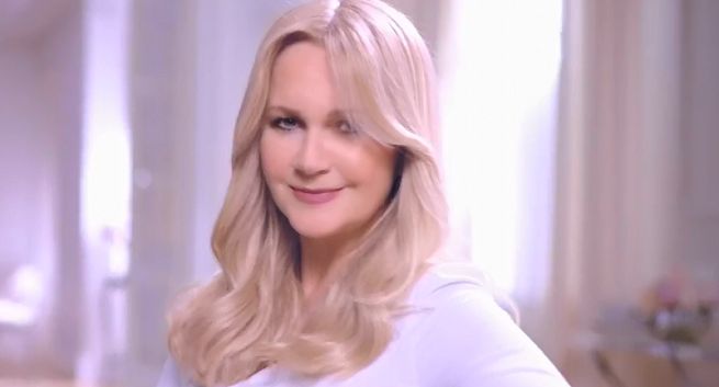 Grażyna Torbicka zdradza tajemnicę blond włosów w spocie Excellence Crème od L’Oréal Paris (wideo)