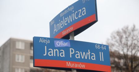 Warszawa. "Aleja Ofiar Jana Pawła II" - taki napis pojawił się na tablicach miejskich ulic
