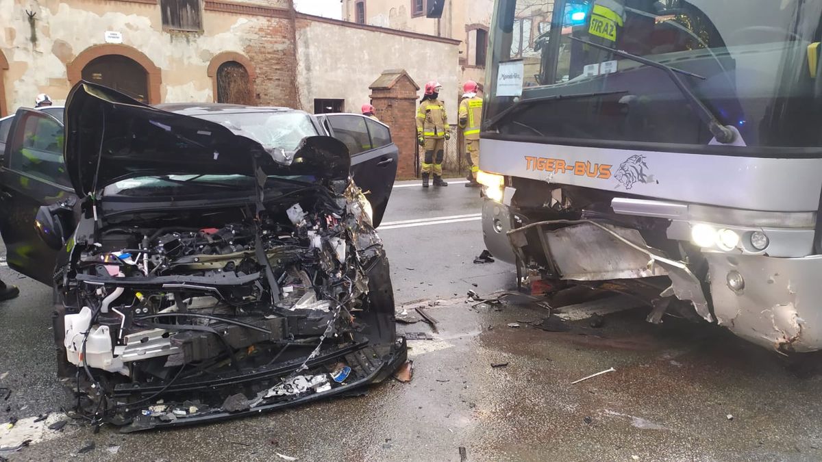 Groźny wypadek autokaru na DK8. Za Wrocławiem droga stoi