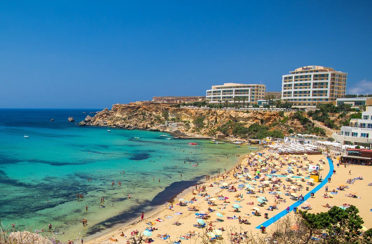 Malta kusi przepięknym wybrzeżem