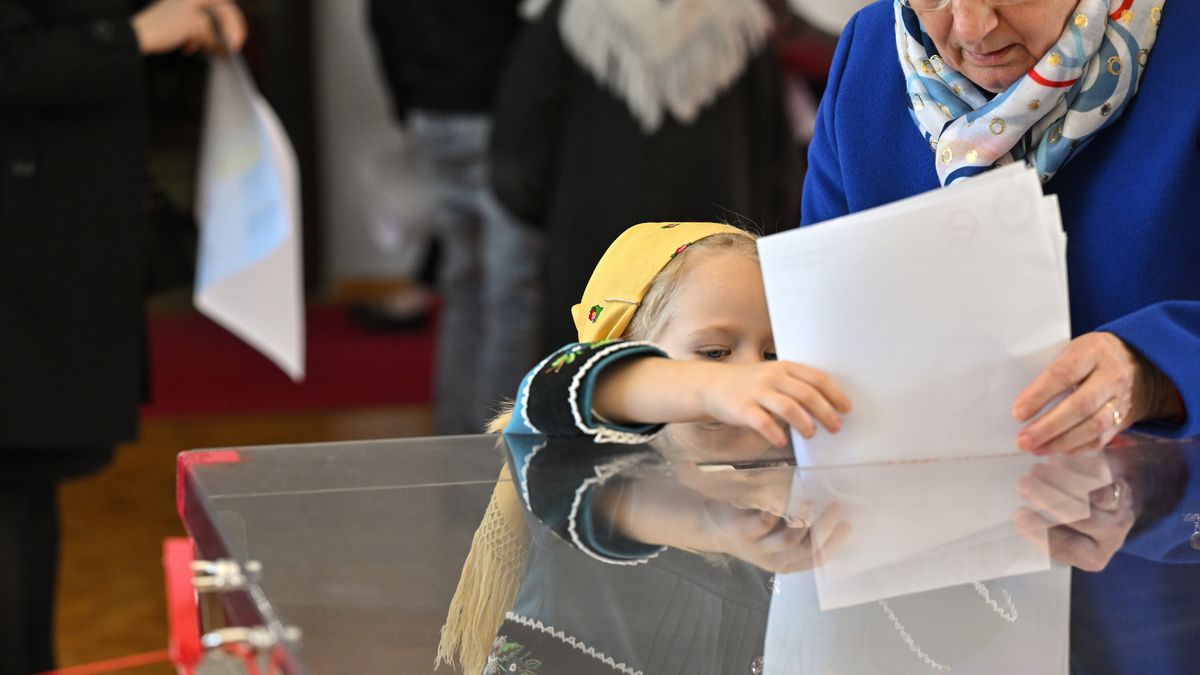 g�osowanie
G�uch�w (woj. ��dzkie), 07.04.2024. Wybory samorz�dowe 2024. G�osowanie w lokalu wyborczym w G�uchowie ko�o Rawy Mazowieckiej, 7 bm. Trwa g�osowanie w wyborach samorz�dowych. Do jego zako�czenia obowi�zuje cisza wyborcza. (ad) PAP/Grzegorz Micha�owski
Grzegorz Micha�owski
g�osowa�, g�osowanie, g�osuje, komisja wyborcza, lokal wyborczy, �owickie stroje, urna wyborcza, Wybory samorz�dowe 2024, 1 tura, cisza wyborcza, dokonuj� wyboru, dokonuje wyboru, dokonywanie wyboru, dzie� wybor�w, g�osuj�cy, I tura, karta do g�osowania, karty do g�osowania, lokalu wyborczego, Obwodowa Komisja Wyborcza, Obwodowej Komisji Wyborczej, oddaj� g�osy, oddaj�cy g�osy, oddawanie g�os�w, opowiada� si�, opowiadaj� si�, pierwsza tura, urny wyborczej, wybierania, wybieranie, wybor, wyborca, wyborcy, wyb�r, wyb�r w�adz samorz�dowych, wype�nianie kart