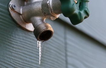 Co zrobić, gdy w rurach zamarznie woda? Tego unikaj