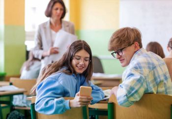 Zakaz używania telefonu w szkołach. Rusza od 1 maja