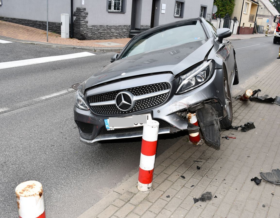 Rozbił mercedesa na słupkach i uciekł.