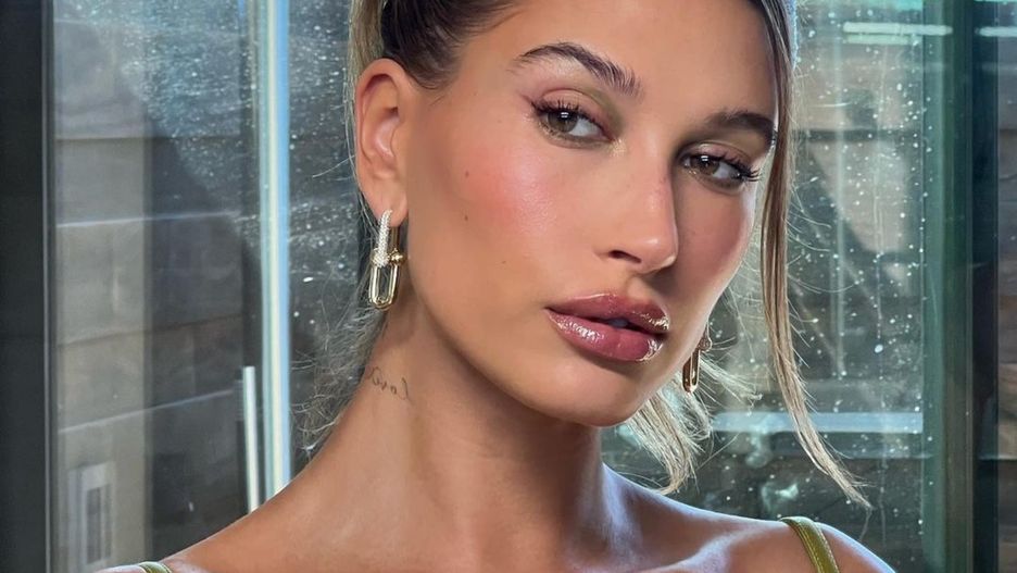 Jak optycznie powiększyć sobie usta? Hailey Bieber zdradziła swój trik 