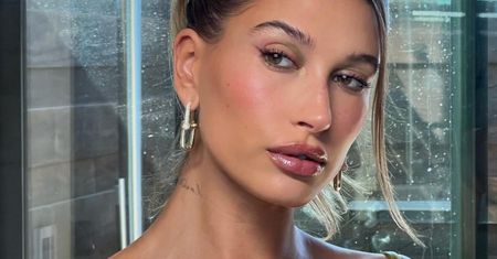 Jak optycznie powiększyć sobie usta? Hailey Bieber zdradziła swój trik
