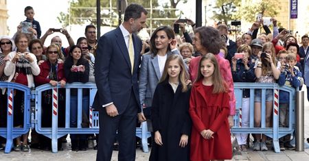 Nie tylko Windsorowie: król Filip z królową Letycją i słodkimi córkami na Majorce (ZDJĘCIA)