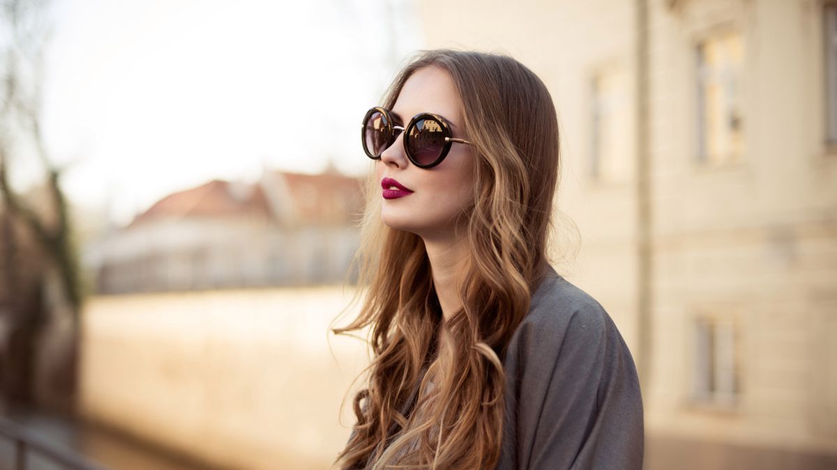 Najmodniejsze okulary przeciwsłoneczna mogą stworzyć cały strój lub stanowić tylko dodatek