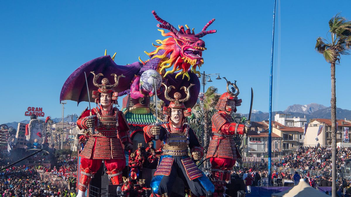 VIAREGGIO, ITALY - FEBRUARY 17: A giant papier-mache float called 'The Power Samurai' featuring the figure Donald Trump, Valdimir Putin and Xi Jinping as the three samurai, moves through the streets of Viareggio during the traditional Carnival of Viareggio parade on February 17, 2026 in Viareggio, Italy. The Carnival of Viareggio is considered one of the most important carnivals in Italy and is characterised by its giant papier-mache floats depicting caricatures of popular characters, politicians and fictional creations. Said to be one of the most important carnivals in Italy and Europe, the floats are renowned to be the biggest in the world. (Photo by Laura Lezza/Getty Images)