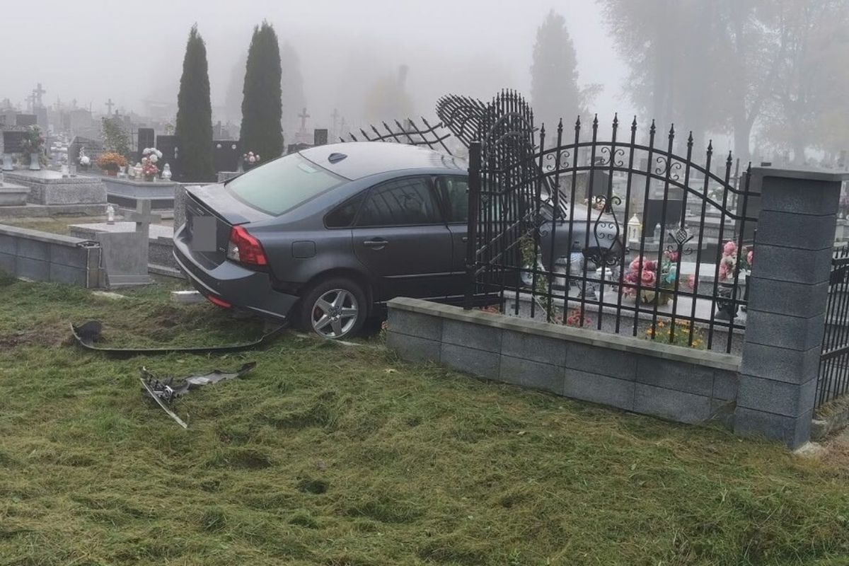 Stracił panowanie nad Volvo. Wjechał w cmentarz