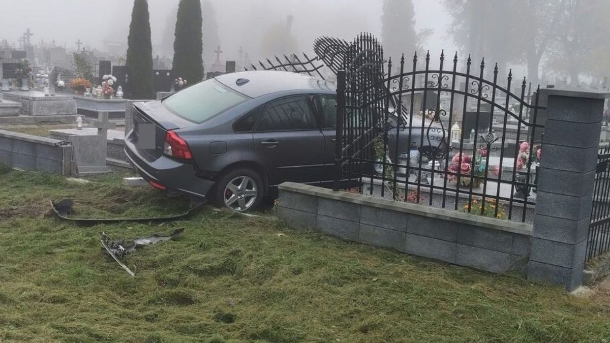 Samochód rozbił ogrodzenie cmentarza
