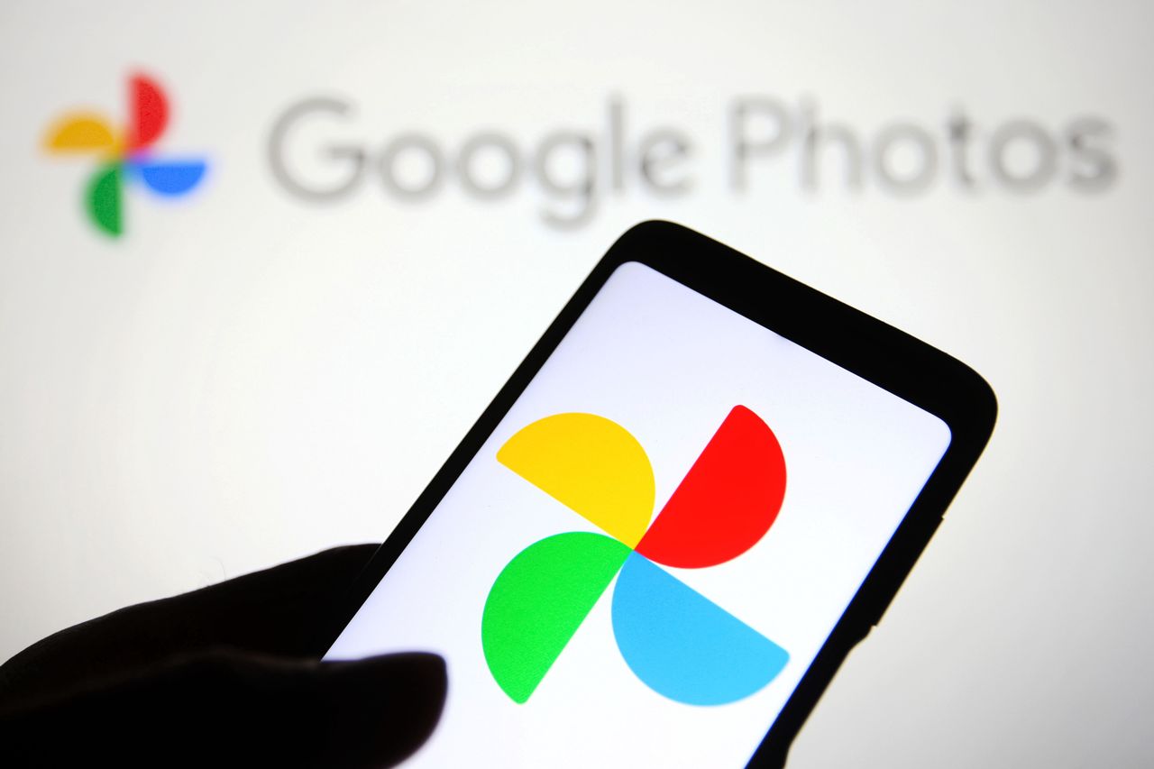 UKRAINE - 2022/01/14: In this photo illustration, a Google Photos logo of a photo sharing and storage service developed by Google is seen on a smartphone. (Photo Illustration by Pavlo Gonchar/SOPA Images/LightRocket via Getty Images)