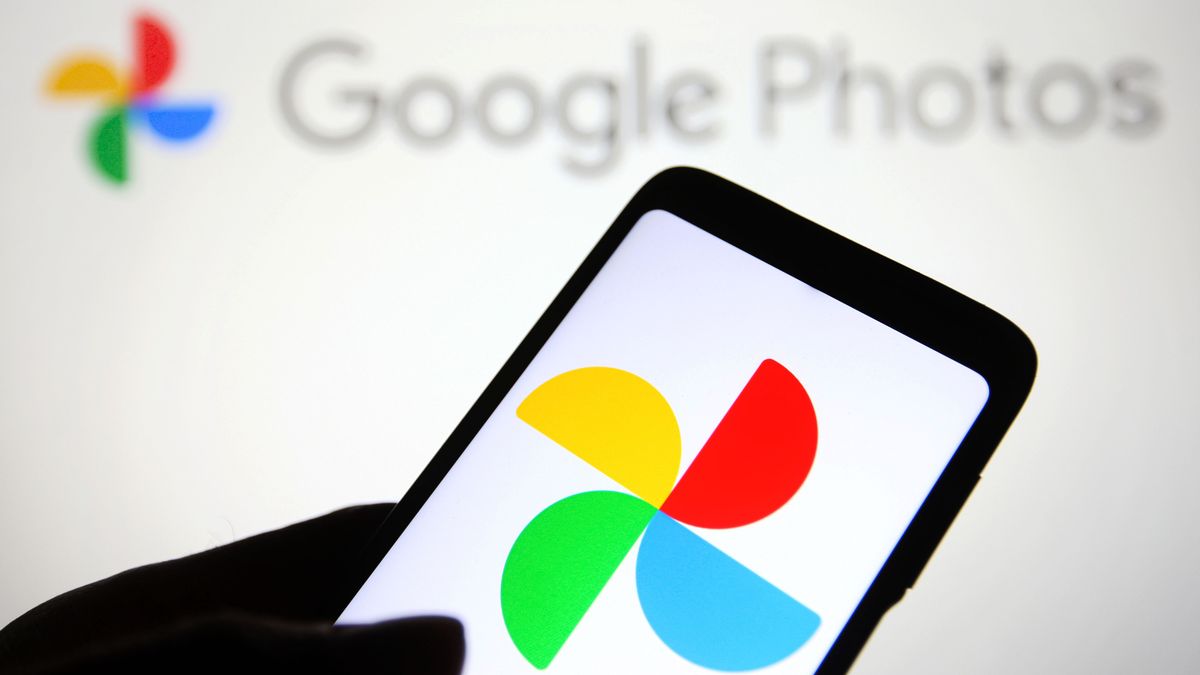 UKRAINE - 2022/01/14: In this photo illustration, a Google Photos logo of a photo sharing and storage service developed by Google is seen on a smartphone. (Photo Illustration by Pavlo Gonchar/SOPA Images/LightRocket via Getty Images)
