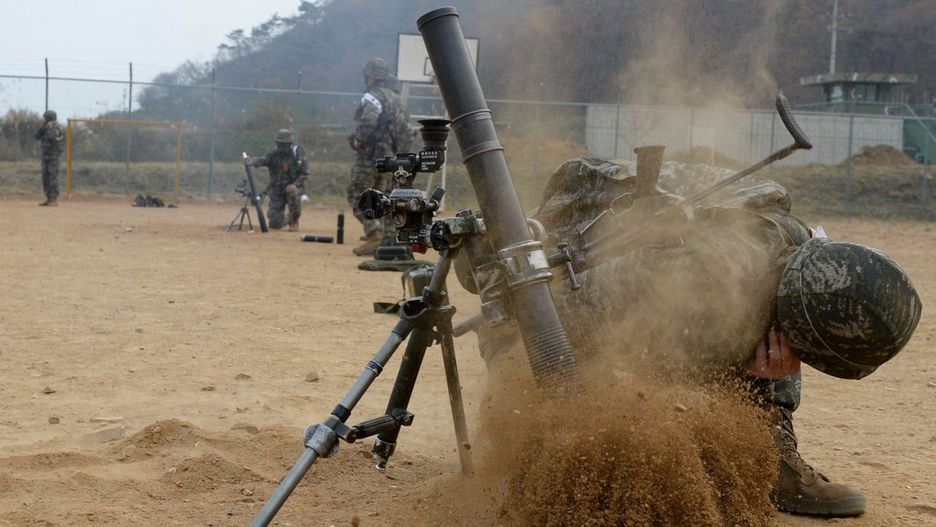 Południowokoreańscy żołnierze z moździerzem kal. 81 mm