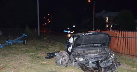 Zjechał z drogi i wbił się w ogrodzenie. 24-latek w ciężkim stanie